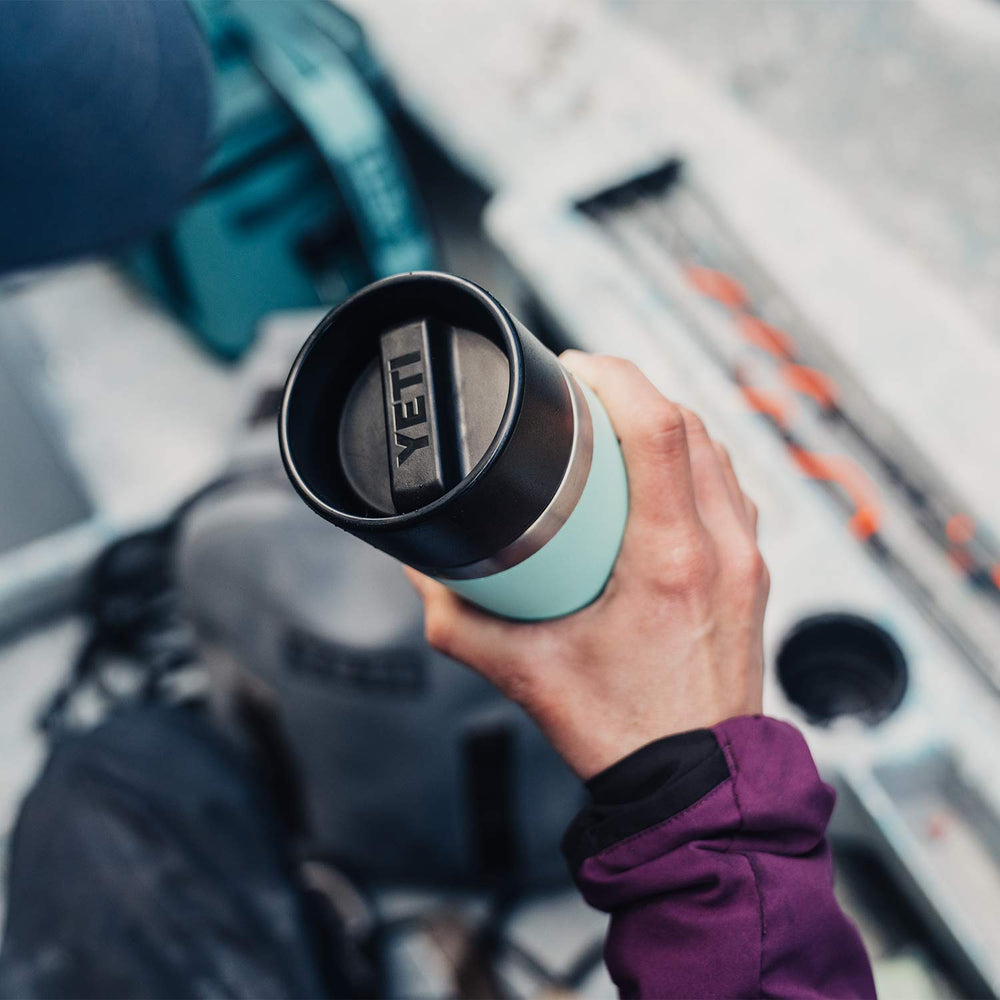 YETI Rambler posé sur un bureau montrant style et praticité au travail