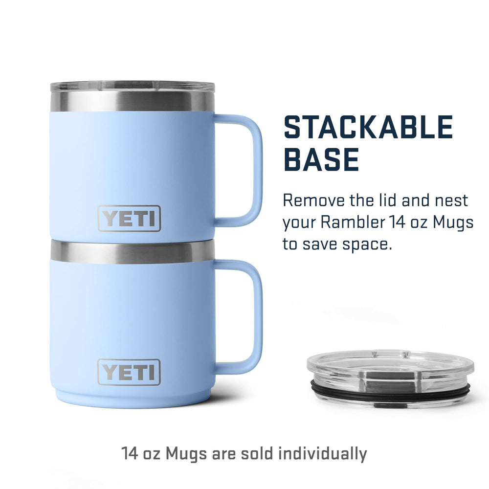 YETI Rambler posée dans la main pour comparaison d'échelle et portabilité