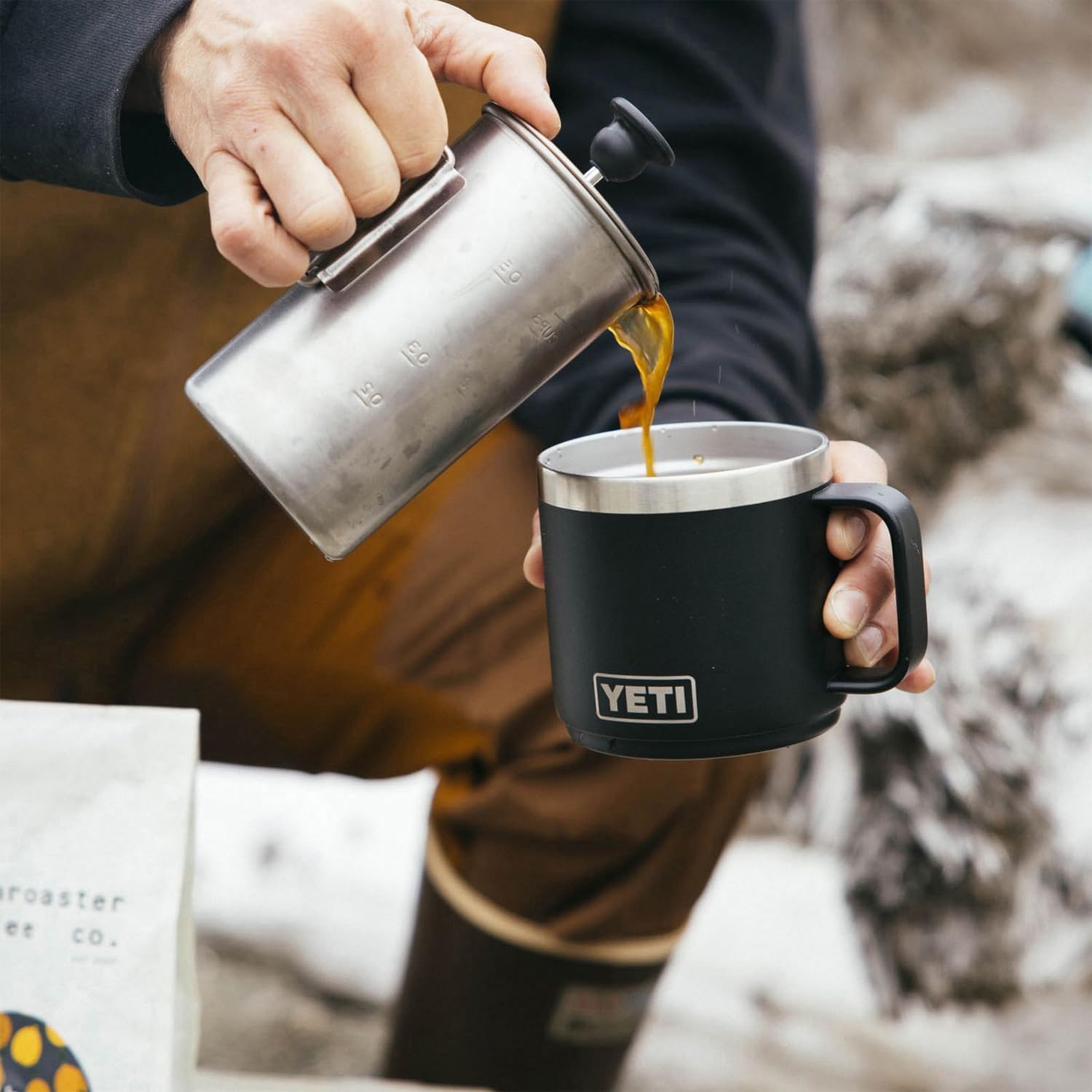 YETI Rambler utilisée en camping montrant robustesse et maintien de température