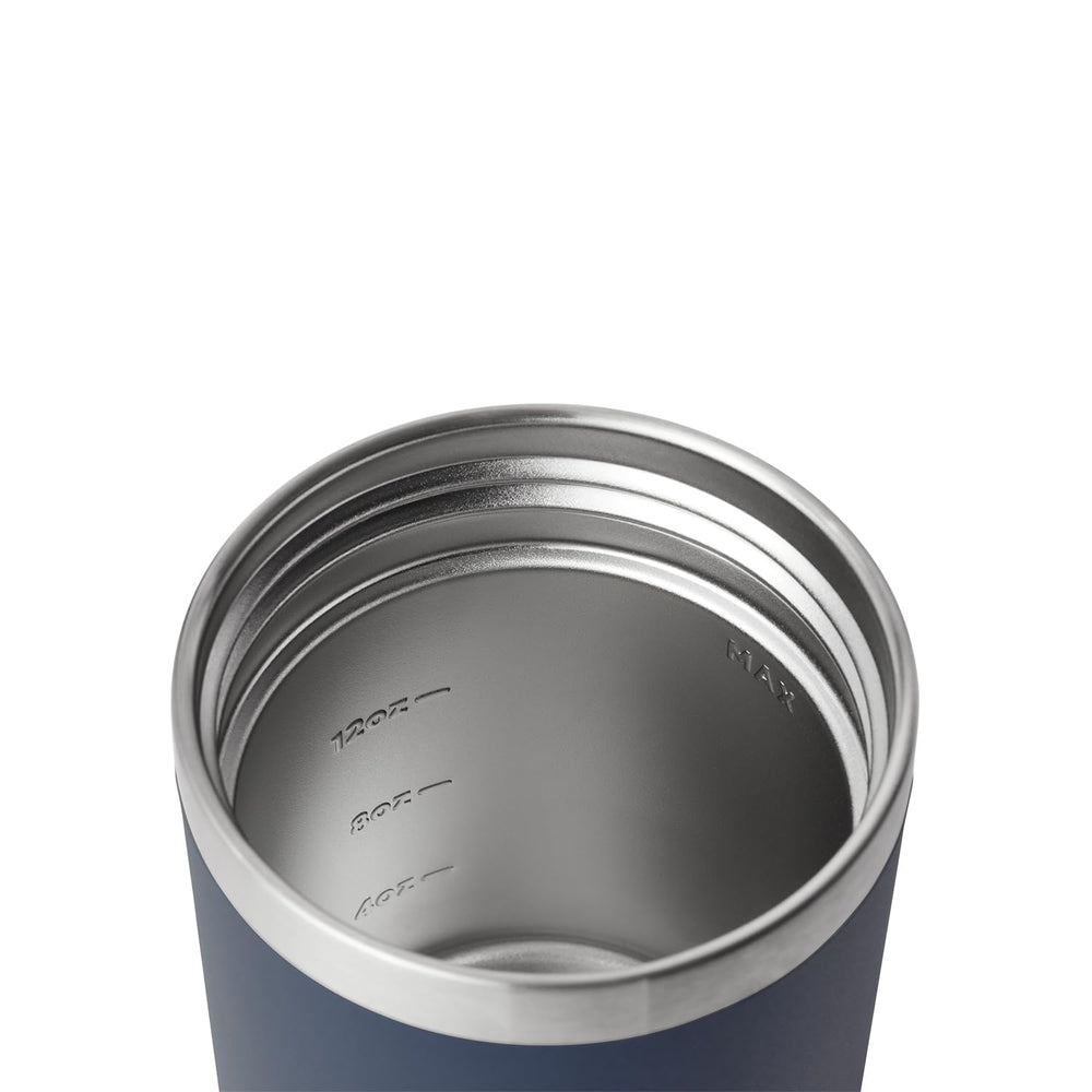YETI Rambler rempli d'aliments frais, conservation de la fraîcheur visible