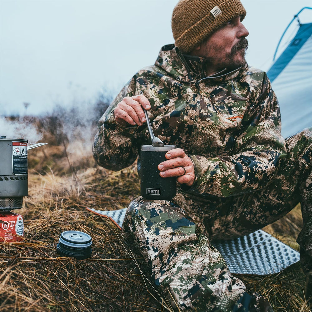 YETI Rambler posé dans un sac à dos illustrant usage en randonnée