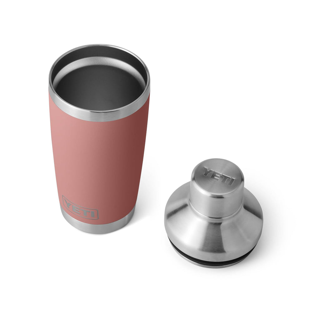YETI shaker utilisé lors d’un pique-nique soulignant praticité en extérieur