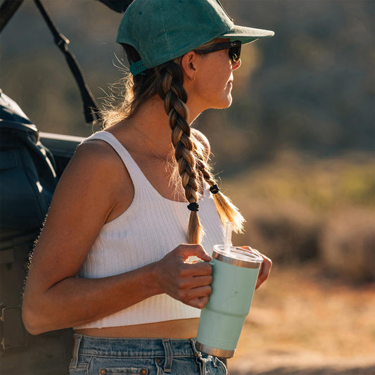 YETI Rambler gros plan sur la poignée pour une prise sûre et confortable