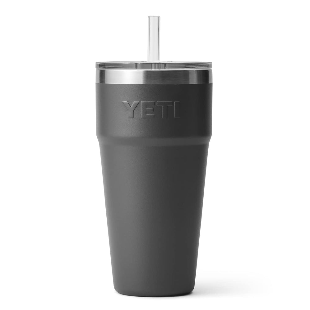 YETI Rambler tenu en main pour montrer la capacité 26 oz et l'échelle réelle