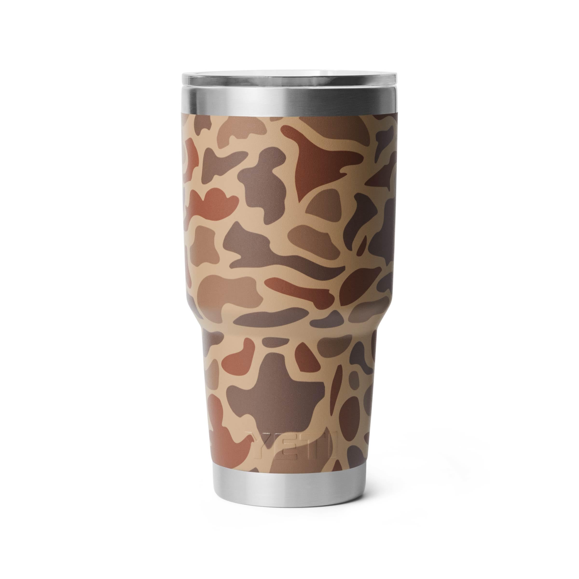 YETI Rambler placé dans porte-gobelet de voiture pour compatibilité standard