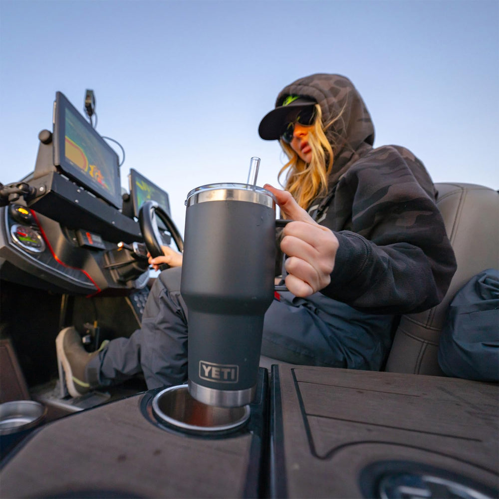 YETI Rambler gros plan acier inoxydable, résistance et isolation