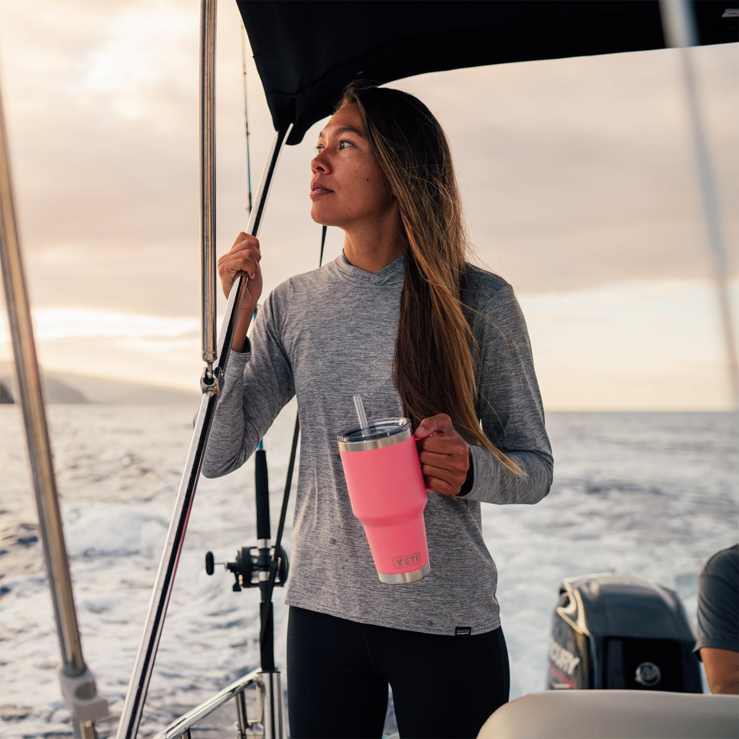 YETI Rambler couvercle à paille en gros plan montrant usage pratique