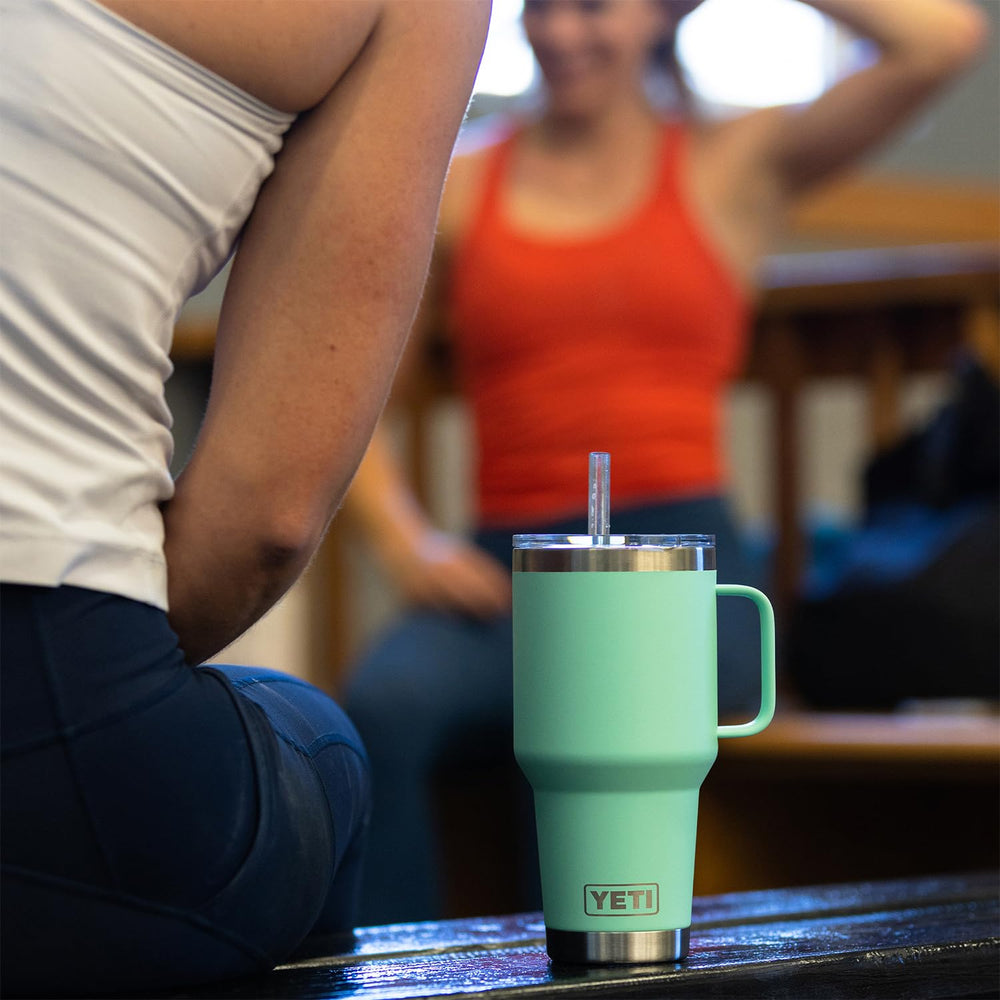 YETI Rambler poignée ergonomique montrée tenue sûre en main