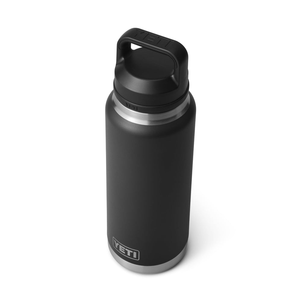 YETI Rambler tenu dans la main pour montrer prise en main sûre