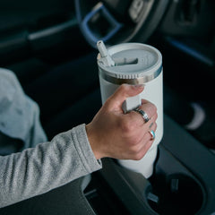 YETI Rambler inséré dans un porte-gobelet, maintien sûr en voiture