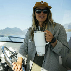 YETI Rambler gros plan acier inoxydable, finition résistante pour une durabilité prolongée
