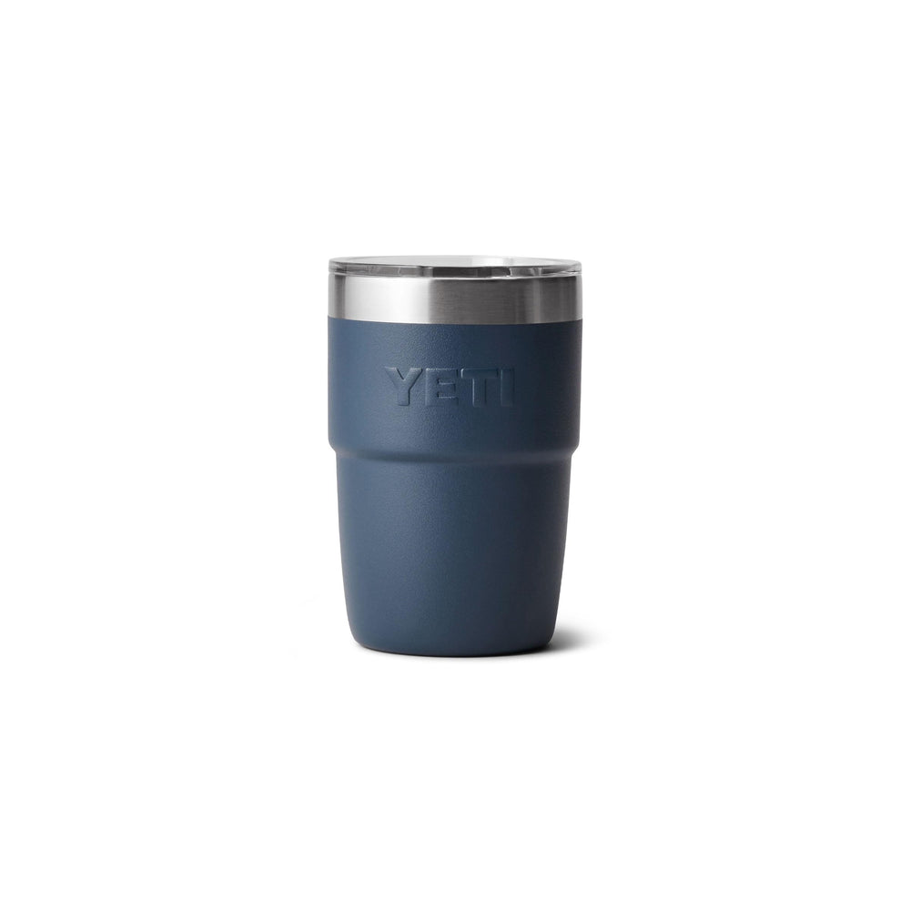 YETI Rambler tenue en main montrant échelle et prise confortable au quotidien