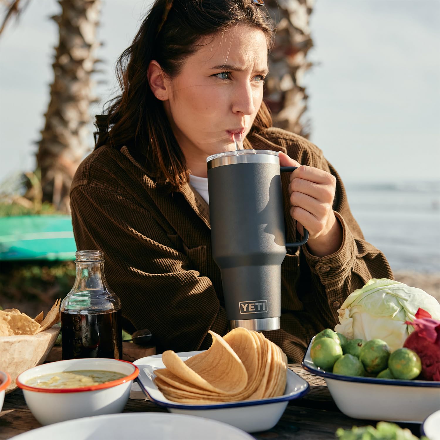 YETI Rambler rempli de glaçons, conservation du froid prolongée pour les boissons