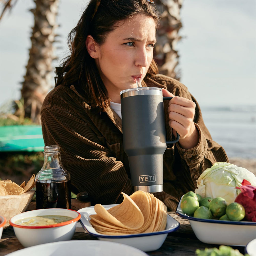 YETI Rambler rempli de glaçons, conservation du froid prolongée pour les boissons