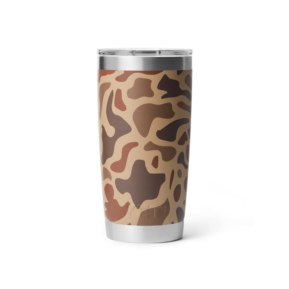 YETI Rambler placé à côté d'objets pour montrer la taille et l'ajustement au porte-gobelet