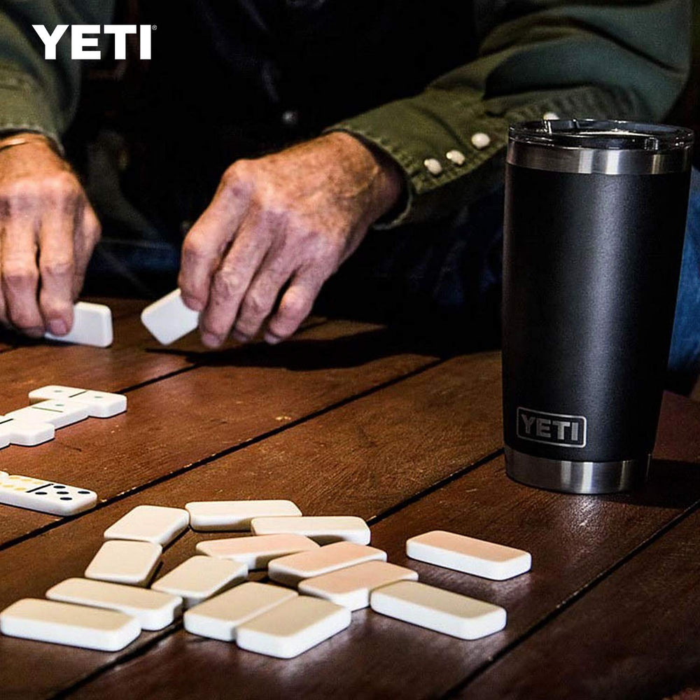 YETI Rambler Duracoat noir montrant résistance aux éraflures