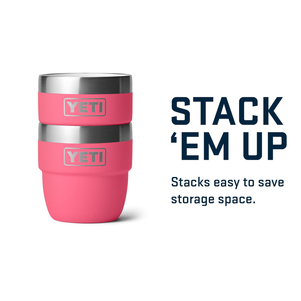 YETI Rambler sur table de camping illustrant robustesse en extérieur