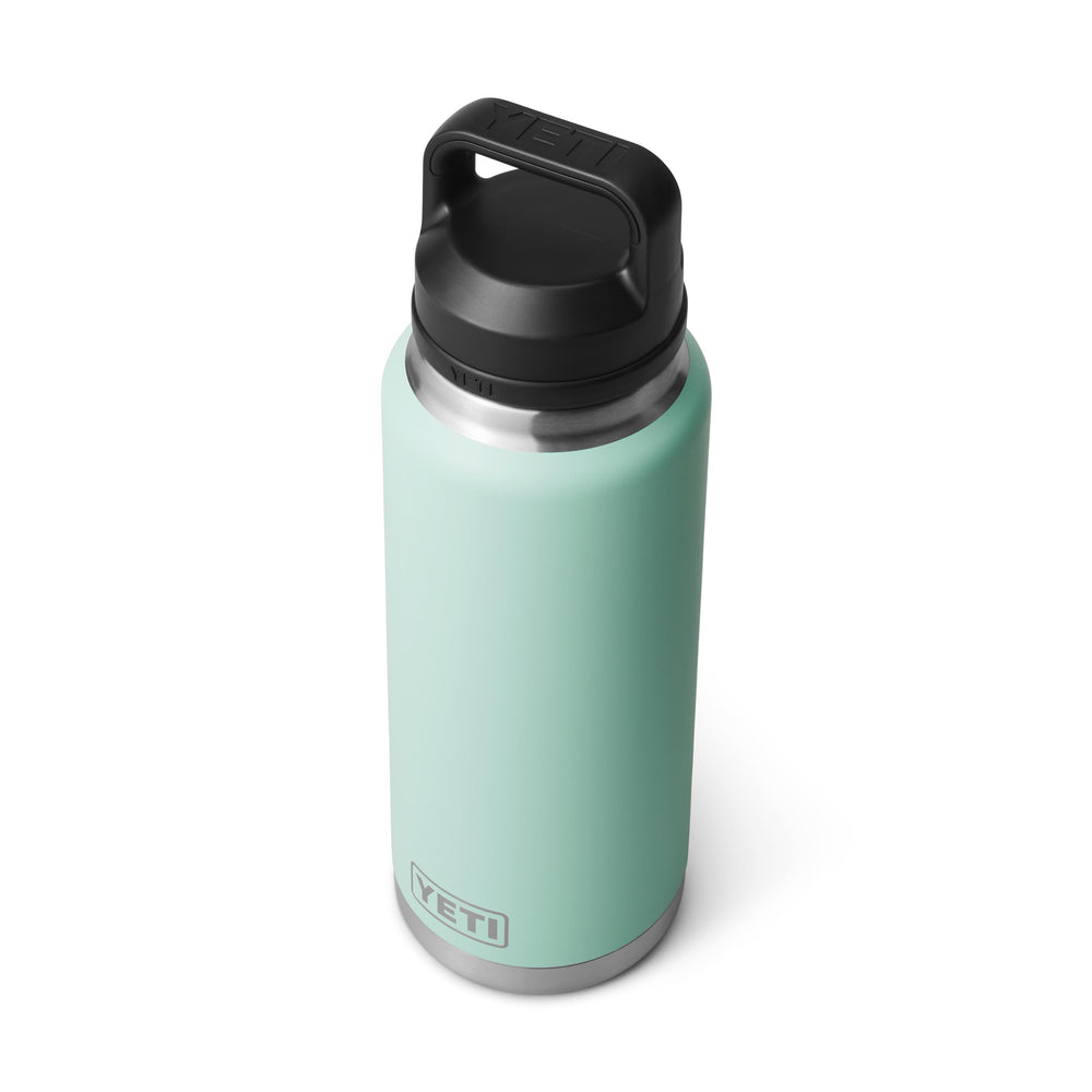 YETI Rambler posé en extérieur pour usage randonnée et pique-nique