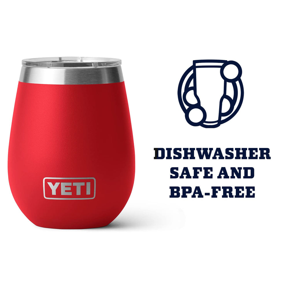 Gobelet YETI Rambler tenu en main lors d’une sortie extérieure pour boire confortablement