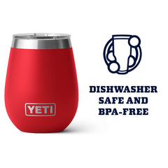 Gobelet YETI Rambler tenu en main lors d’une sortie extérieure pour boire confortablement