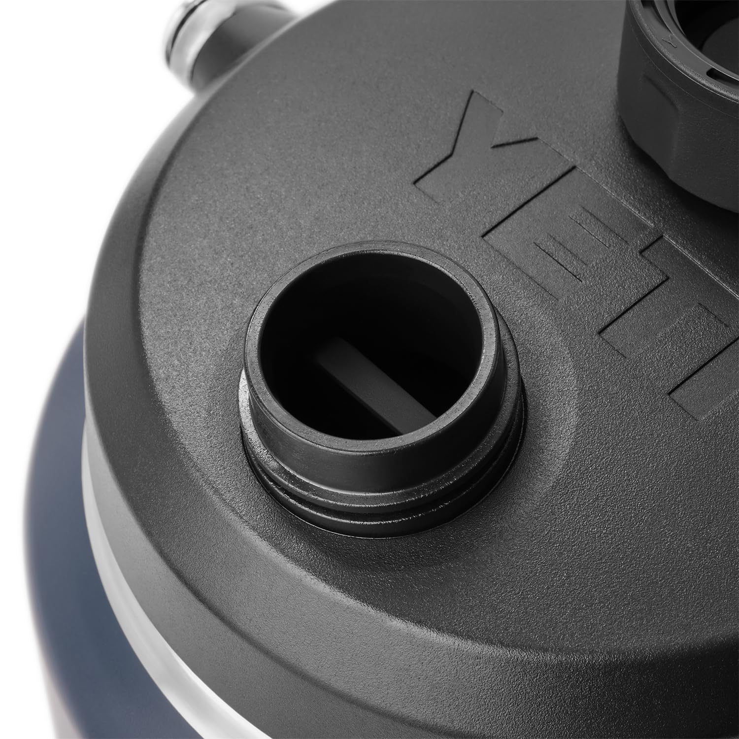 YETI Rambler à côté d'objets quotidiens pour comparer l'échelle