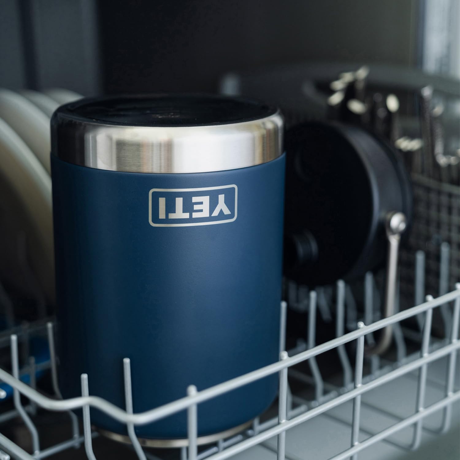 YETI Rambler Half Gallon en usage randonnée montrant la robustesse et facilité de boire