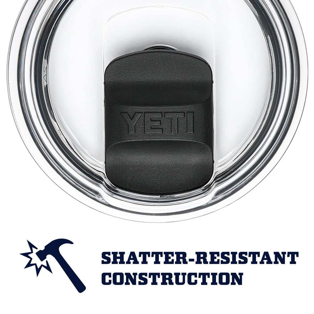 YETI Rambler dans un porte-gobelet de véhicule montrant l’adaptation aux trajets quotidiens
