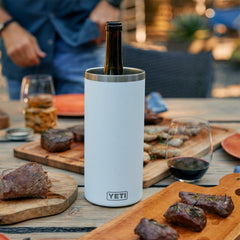 YETI Rambler à côté d’un mètre, montre la taille et l’adaptabilité