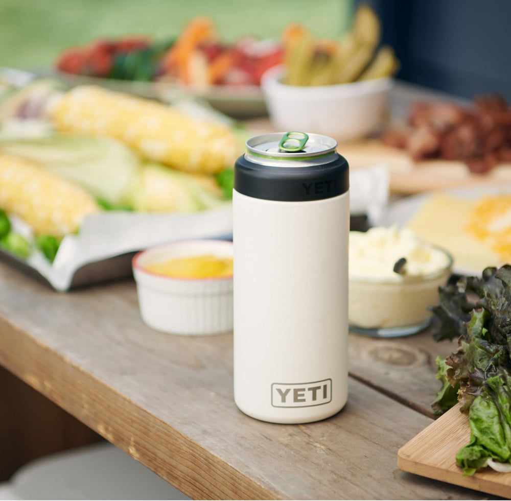 YETI Slim Colster emballage montrant le logo YETI et informations produit