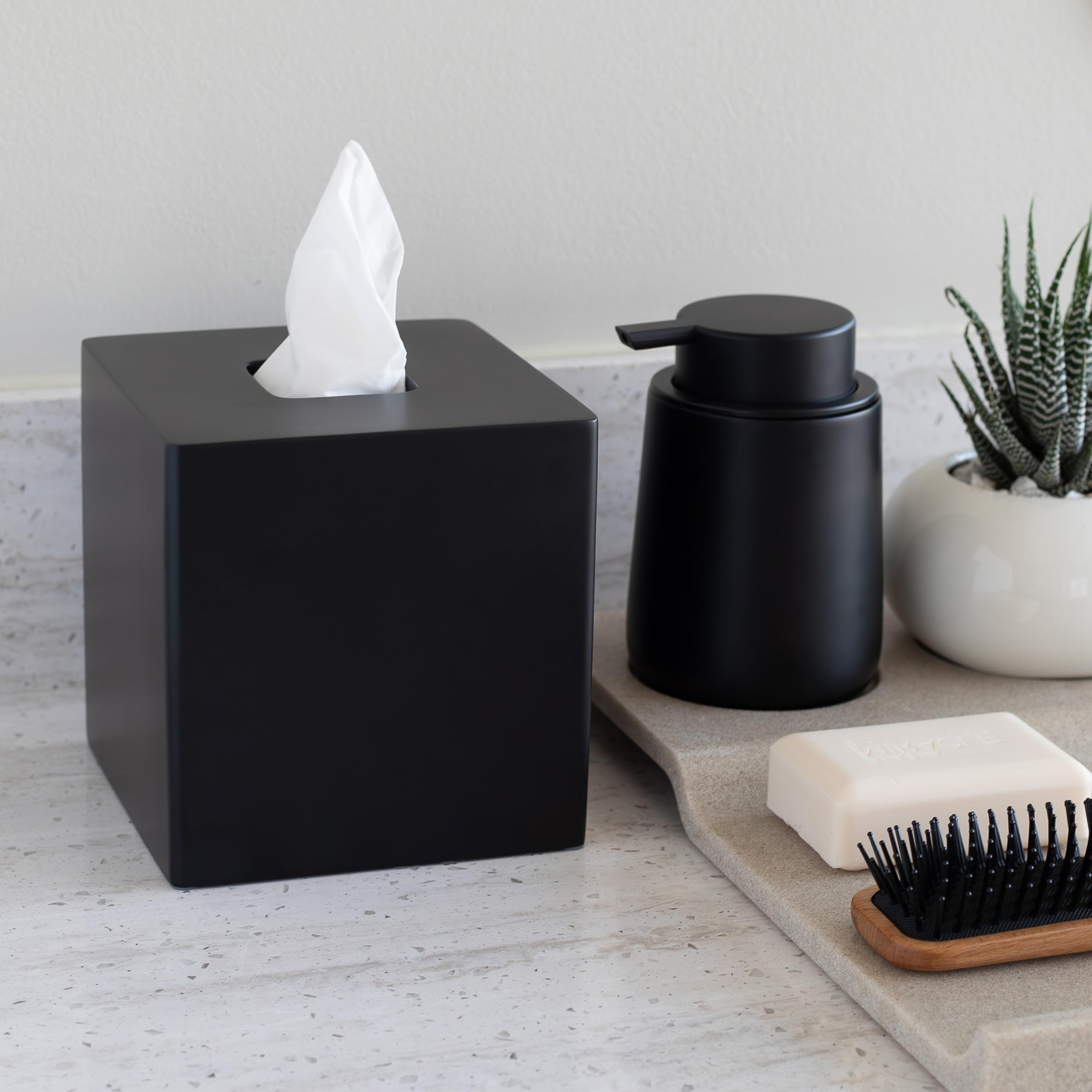 YEW DESIGN sur bureau ajoutant touche déco fonctionnelle et soignée