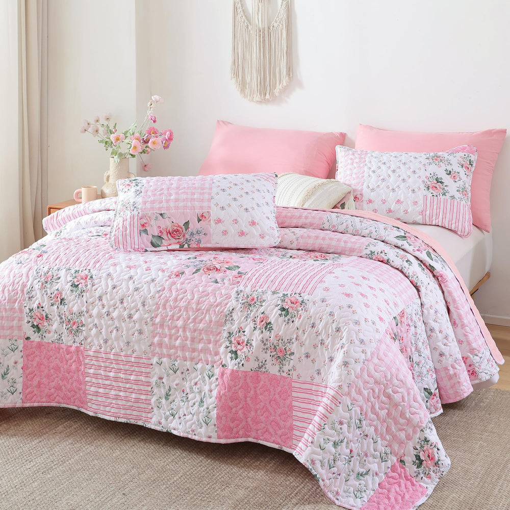 YIKUSH couette stylée dans chambre rose montrant harmonie décorative