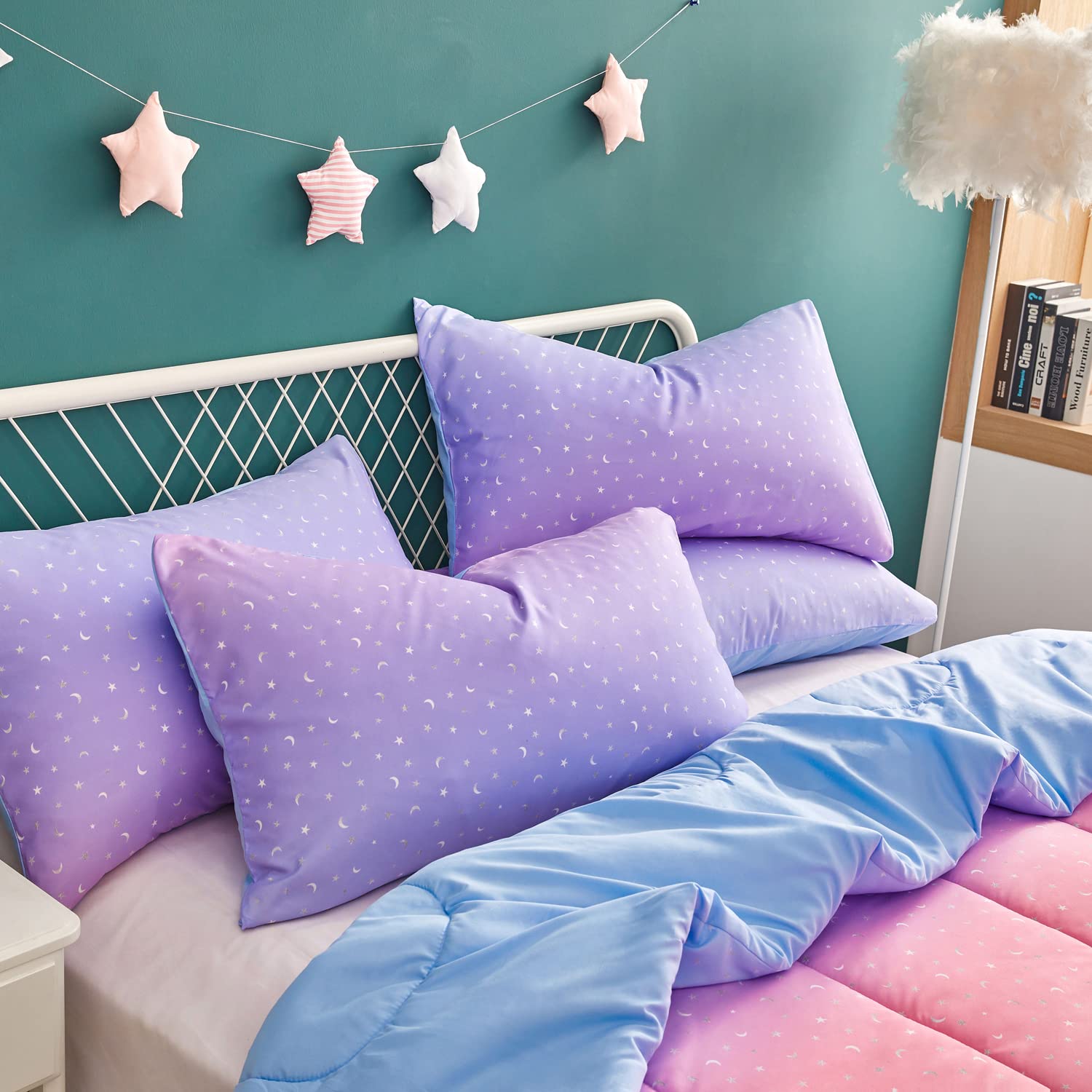 Couette Yogeneg posée sur lit décoré, apporte une ambiance arc‑en‑ciel et chaleureuse