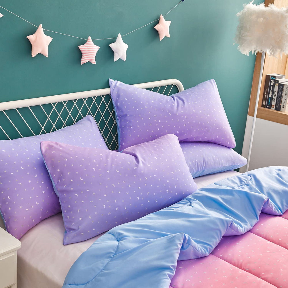 Couette Yogeneg posée sur lit décoré, apporte une ambiance arc‑en‑ciel et chaleureuse