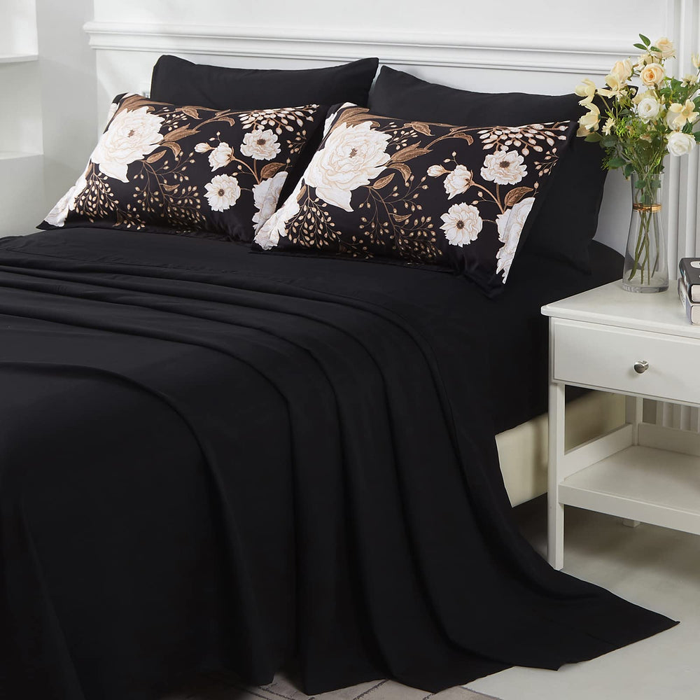 Jeu de draps Yogeneg disposés sur un lit queen, offre un ajustement et une finition soignée