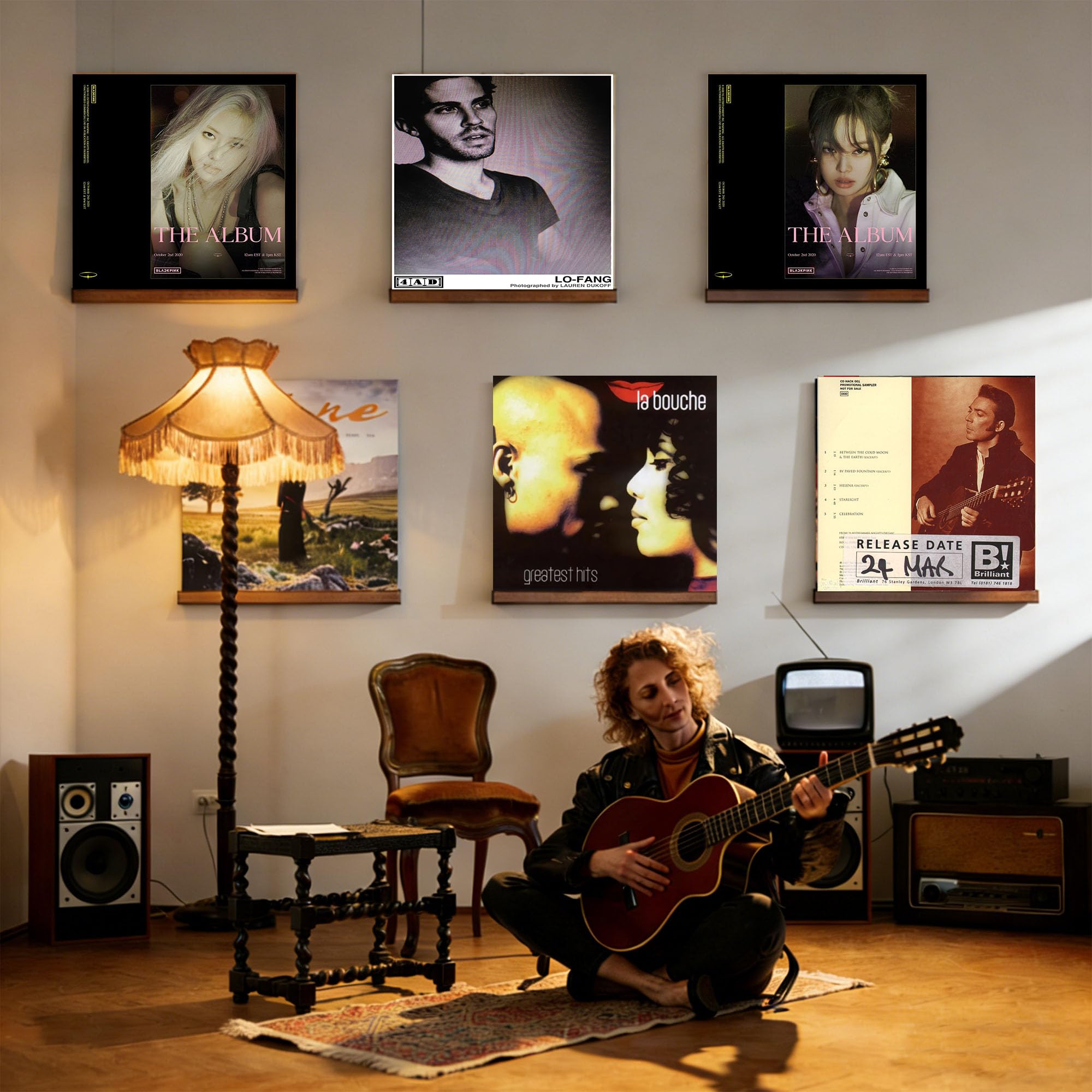 Mur galerie composé d'étagères Yoolume exposant plusieurs pochettes coordonnées