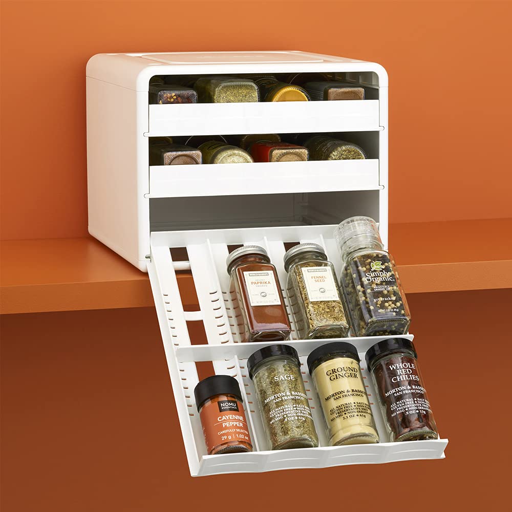 YouCopia SpiceStack en cuisine placé dans un placard montrant gain de temps
