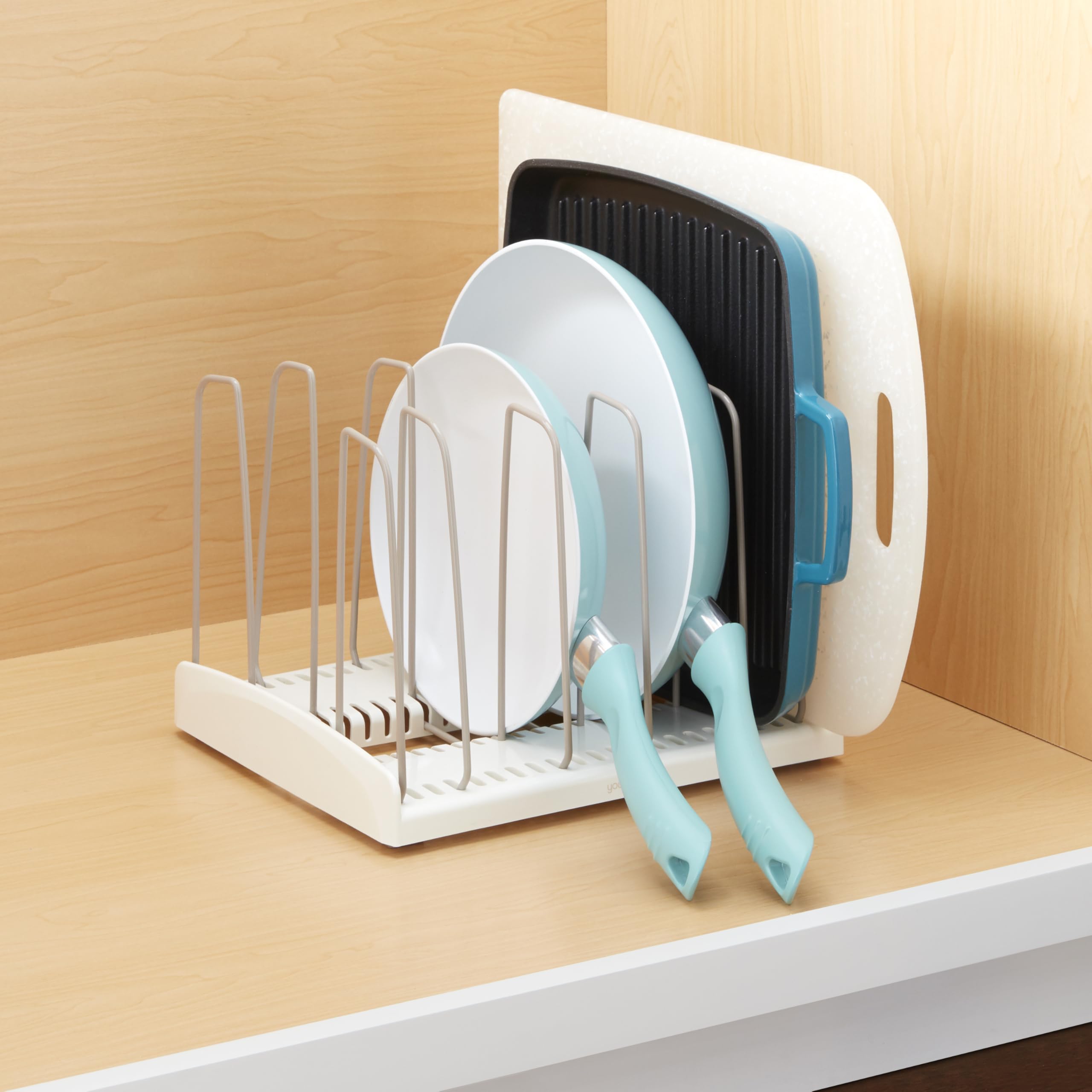 YouCopia rangement avec casseroles alignées facilitant accès rapide pendant cuisson