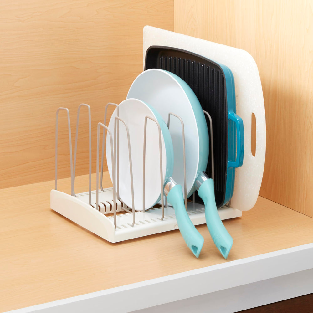 YouCopia rangement avec casseroles alignées facilitant accès rapide pendant cuisson