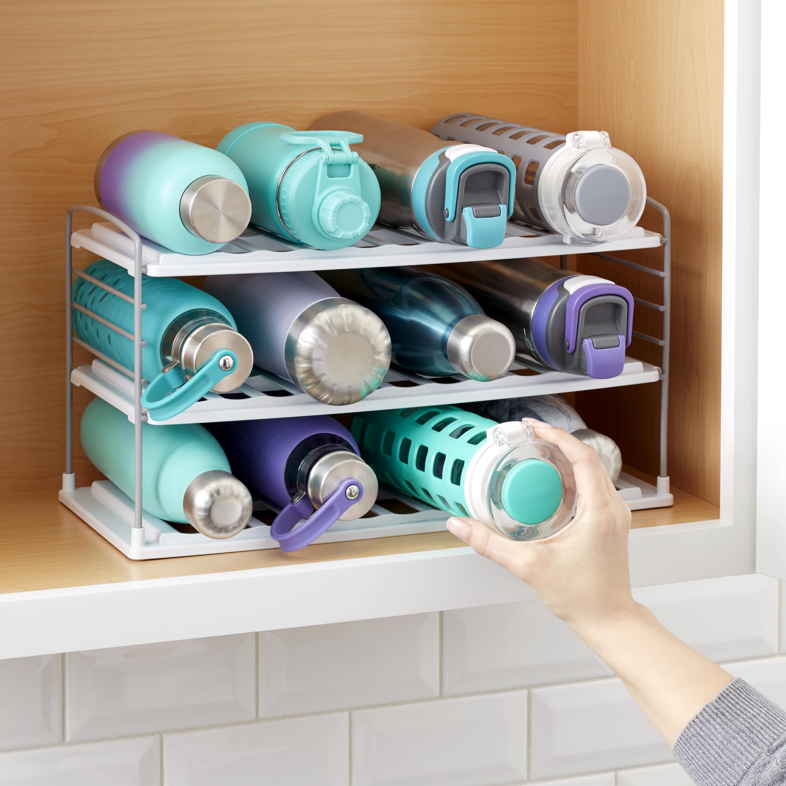 YouCopia UpSpace contenant plusieurs bouteilles et mugs variés pour polyvalence