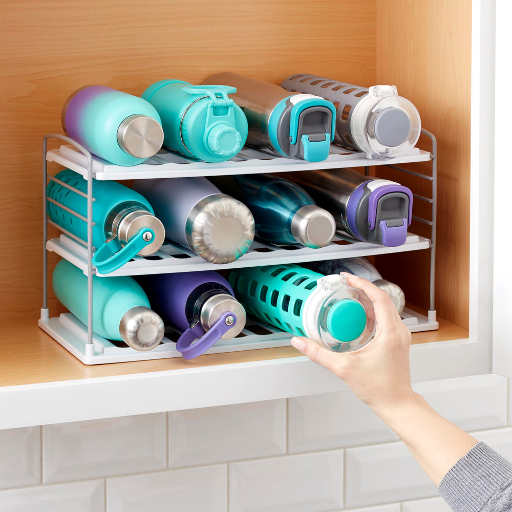 YouCopia UpSpace contenant plusieurs bouteilles et mugs variés pour polyvalence