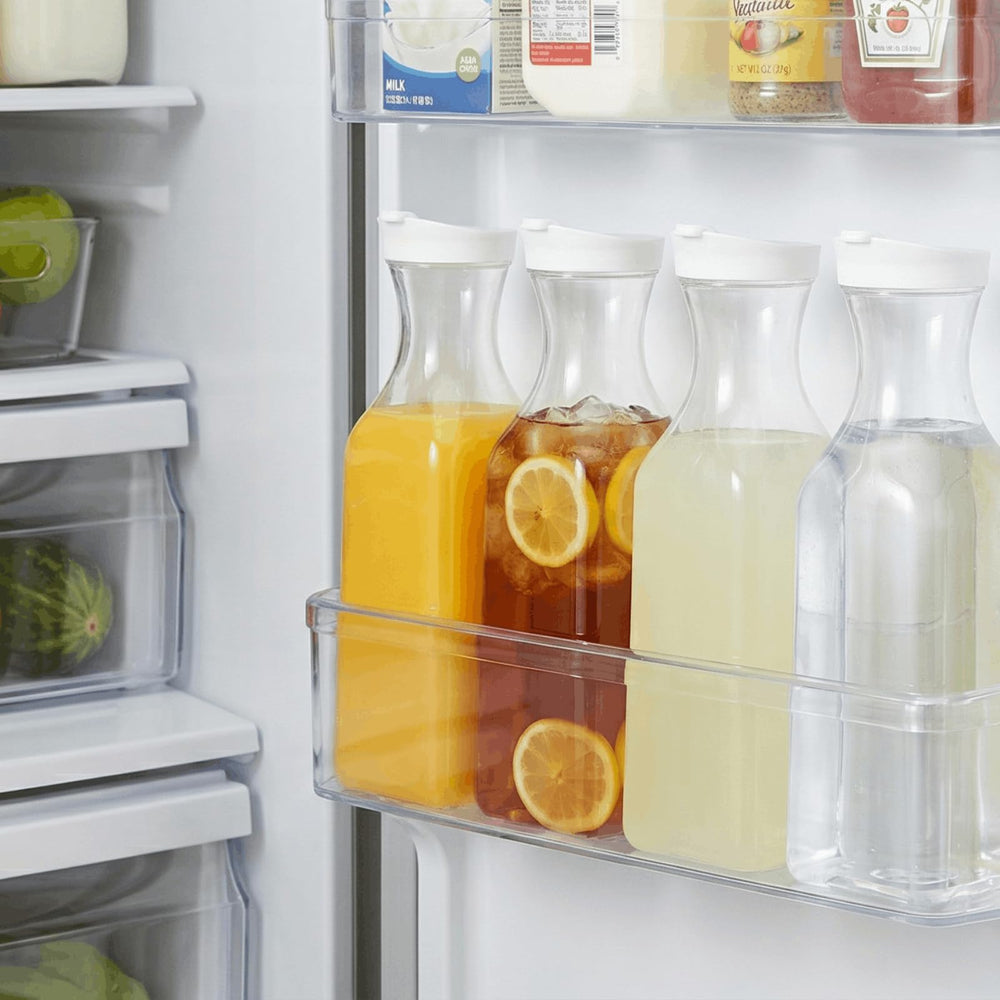 YOUEON versage depuis la carafe montrant contrôle du débit et absence d’éclaboussures