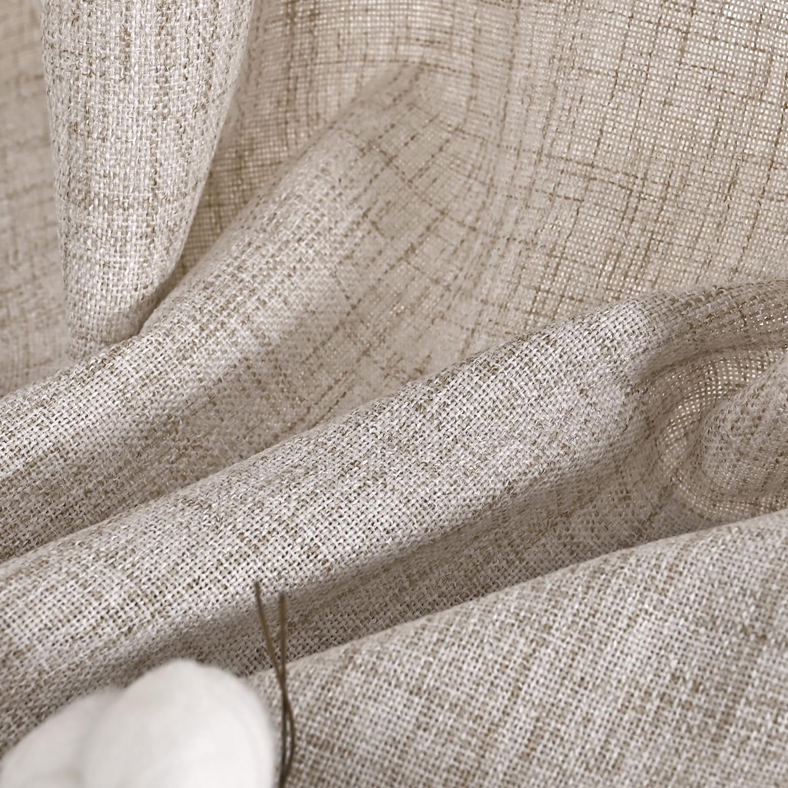 YoungsTex salon stylé avec rideaux créant atmosphère cosy et accueillante