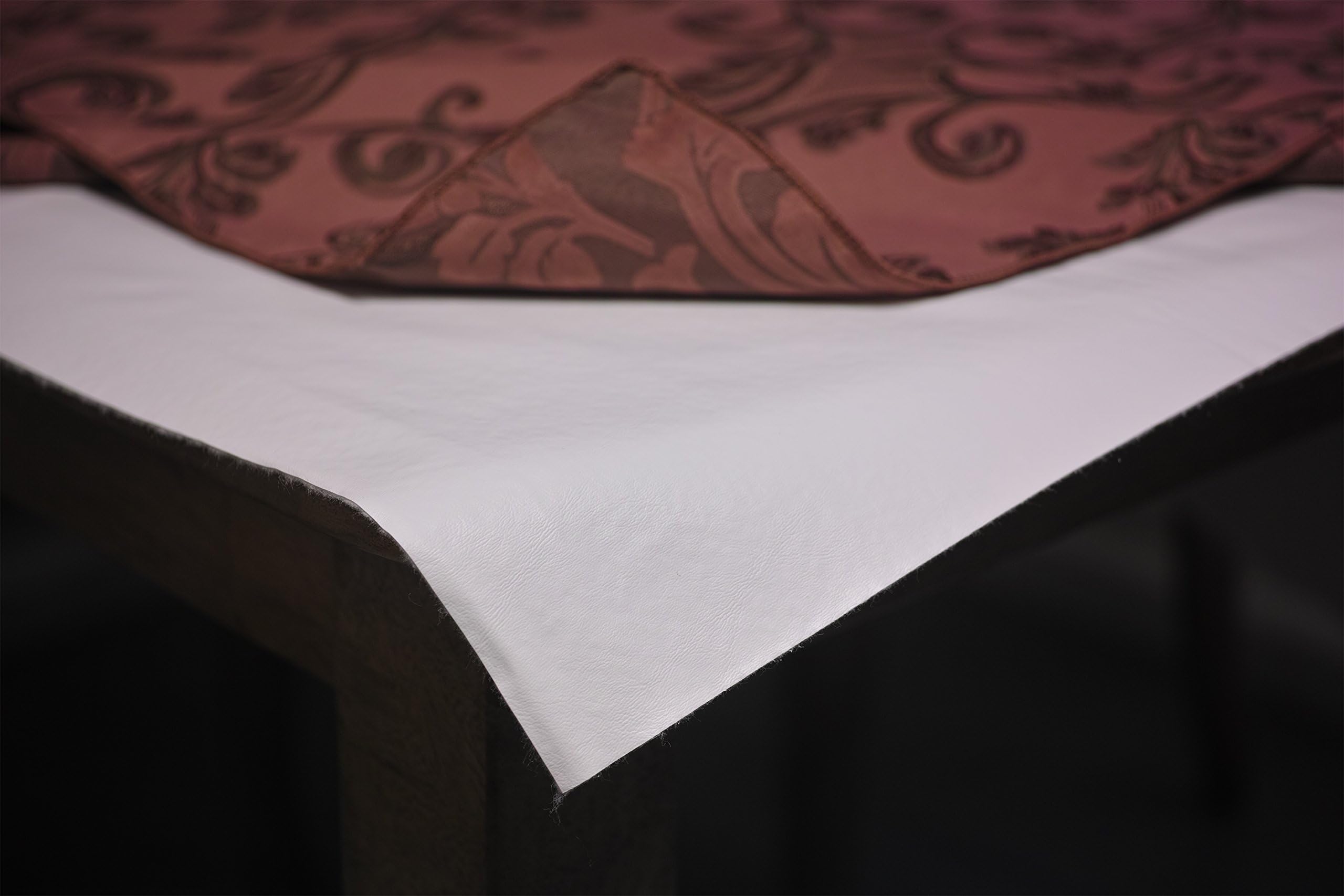 Yourtablecloth posé sous nappe lors d'un repas montrant protection contre éclaboussures