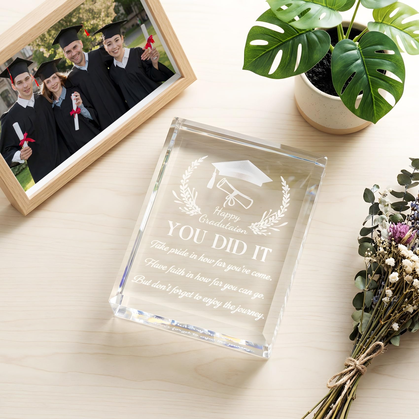 YWHL souvenir en cristal sur une cheminée apportant touche décorative
