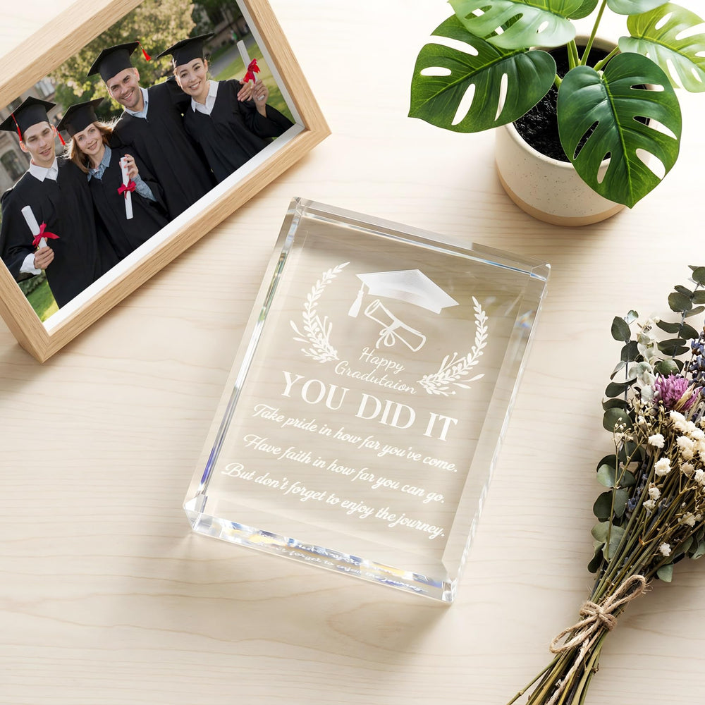 YWHL souvenir en cristal sur une cheminée apportant touche décorative