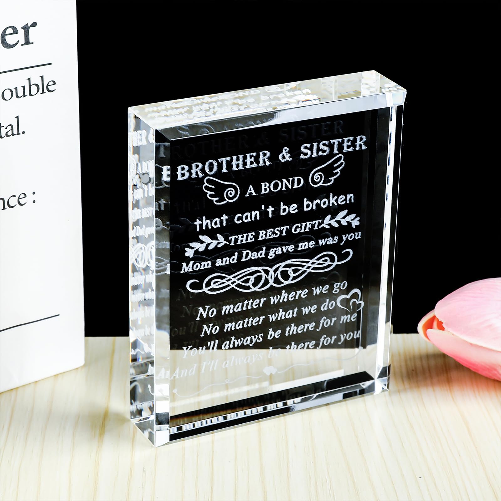 YWHL cristal posé sur un bureau, décor moderne pour valoriser le souvenir