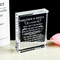 YWHL cristal posé sur un bureau, décor moderne pour valoriser le souvenir