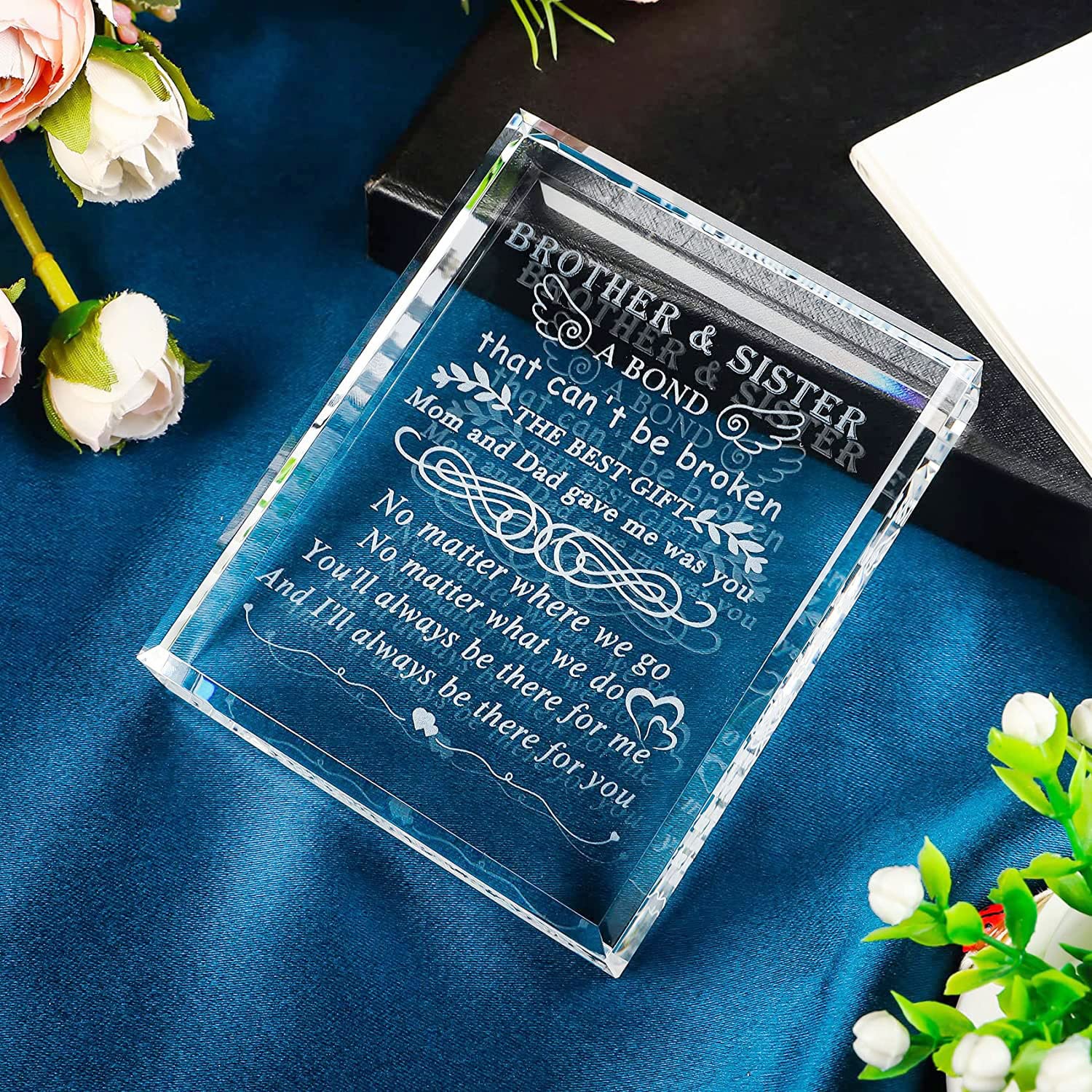 YWHL surface polie du cristal reflétant la lumière pour un rendu brillant
