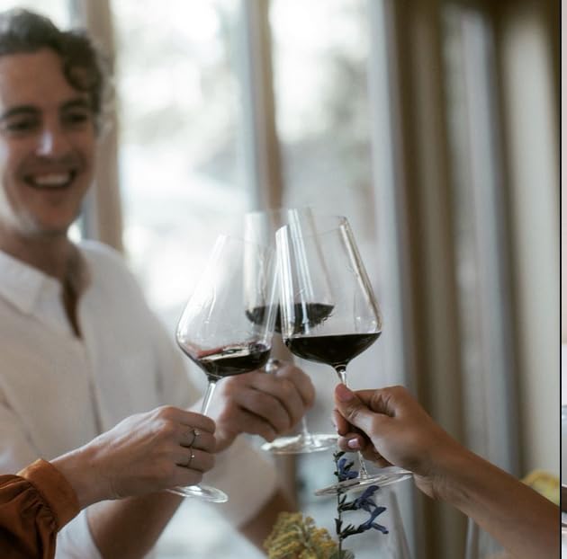 Zalto verre Universal posé près d'une règle pour comparaison d'échelle