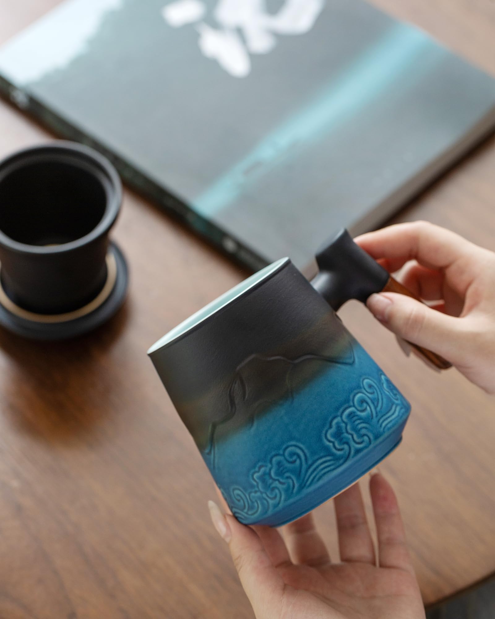 ZENS tasse en usage pendant l'infusion pour scène d'arôme et moment calme